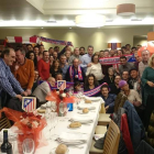 Fresnedoso junto a la directiva de la Peña Atlética Reino de león y el resto de asistentes a la cena. MAT