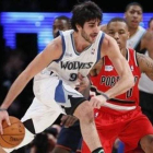 Ricky Rubio controla en balón ante un defensor.