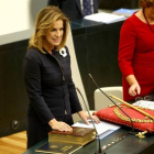 Ana Botella jura el cargo como alcaldesa de Madrid, este martes, en un pleno extraordinario.