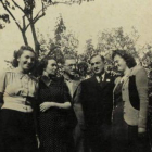 Otto Hershtick, en el centro con gafas, junto a su madre y sus hermanas en los tiempos felices.