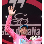 Vincenzo Nibali celebra en el podio el liderato. ALESSANDRO DI MEO
