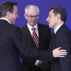 El presidente francés Nicolas Sarkozy (d) y el primer ministro británico David Cameron.