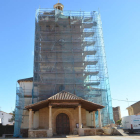 La torre de la iglesia se encuentra cubierta de andamios. MEDINA