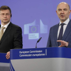 Dombrovskis y Moscovici, ayer en rueda de prensa. OLIVIER HOSLET