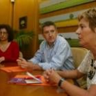 Teresa Gutiérrez, Francisco Fernández y Carmen Carlón López firmaron el acuerdo en el Ayuntamiento