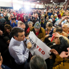 Ted Cruz firma autógrafos a sus seguidores en un mítin en Idaho, este sábado.