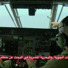Un piloto egipcio, durante la operación de búsqueda de los restos del avión accidentado.