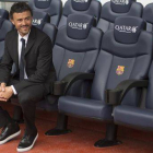 Luis Enrique, sentado en el banquillo del Camp Nou tras firmar su contrato con el Barça.