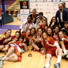 La selección de Castilla y León de baloncesto femenino cadete posa con la medalla de oro y el trofeo de campeón conquistado.