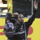 Lewis Hamilton saluda tras sumar una nueva victoria. LUCA BRUNO