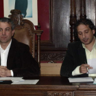 El alcalde de Cistierna, Nicanor Sen, y el concejal de Hacianda, Javier Arias, durante el pleno de presupuestos.