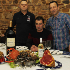 Fernando, José y Aníbal ante un bodegón con la nueva propuesta gastronómica de la jornada.