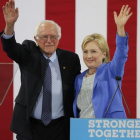 Sanders y Clinton saludan juntos a la audiencia del acto celebrado en Portsmouth (Nuevo Hampshire), este martes.