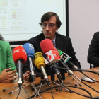 Sonia Alfonso y Guillermo González, junto a otro responsable de Alsa, ayer en Ponferrada.