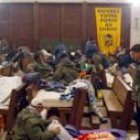 Los inmigrantes, la mayoría afganos y kurdos, dentro de la iglesia