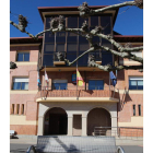 En la imagen la fachada del consistorio de Camponaraya. L. DE LA MATA