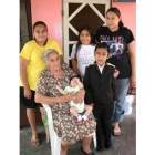Eleuteria Armendáriz, abuela de Jose Ernesto Medellín, junto a sus nietos
