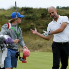 El entrenador del Machester City viajó el martes a Irlanda para disputar un torneo pro-am de golf.