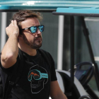 Fernando Alonso pasea en Abu Dhabi.