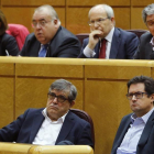 El diputado del PSOE Óscar López (d) junto a otros compañeros de partido en la reunión que diputados y senadores socialistas celebraron ayer en el Senado.