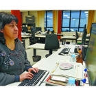 Susana Carballo González durante el encuentro digital que mantuvo ayer en directo con los lectores del diariodeleon.es en la redacción de periódico.