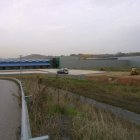 Entrada al polígono de La Rozada en Villadecanes-Toral, con las naves dejadas por Vitro y que ahora quieren ser reutilizadas. ANA F. BARREDO