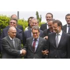 El ministro del Interior, Jorge Fernández Díaz, estrecha la mano del presidente de la Generalitat, Artur Mas, en presencia de Mariano Rajoy.
