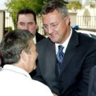 El ministro Jesús Caldera saluda a un jubilado durante su visita a la provincia de Salamanca