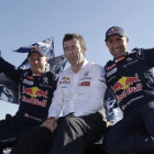 Stéphane Peterhansel, a la izquierda, junto al jefe de Peugeot, Bruno Famin, y su copiloto Jean Paul Cottret.