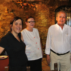Vicente, Milagros y su hija en el comedor del restaurante La Taberna,en la calle de La Rúa.