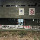 Las pancartas colgadas enfrente de las oficinas en el Reino de León, la rotonda con el escudo del club y algunas pasarelas sirvieron como soportes para decir adiós a Felipe Llamazares. DL