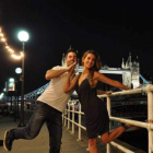 Eva Gómez y su marido posan junto al Tower Bridge de Londres.