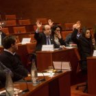 Votación durante la reunión de la Diputación Permanente del Parlament celebrada ayer. QUIQUE GARCÍA