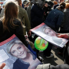 Seguidores de Marine Le Pen distribuyen propaganda en el mercado de Henin-Beaumont.