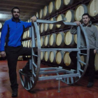 Marcos Álvarez cuida la viña y Miguel Amigo es el responsable de la bodega bajo la tutela del enólogo José Carlos Álvarez Ramos.