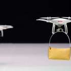 Los drones desfilan con los bolsos de By Imelda. SANTI OTERO