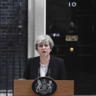 La primera ministra británica Theresa May durante la declaración realizada hoy ante su residencia oficial de Downing Street en Londres.