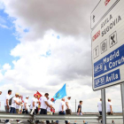 Los más de cien manifestantes de ayer, a la altura de la localidad de Villacastín.