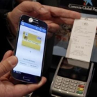 Ejemplo de pago con el móvil y un datáfono de La Caixa.