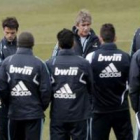 Pellegrini conversa con los jugadores del primer equipo antes de la sesión de entrenamiento de ayer