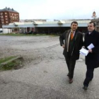 López Riesco y su concejal de Fomento, Luis Antonio Moreno, ayer en los 8.000 metros que se urbaniza