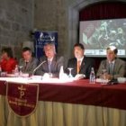 El alcalde, Samuel Rubio y el diputado de Cultura, en el centro, con los patrocinadores del festival
