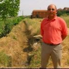 Domingo Domínguez, pedáneo de Toral de Fondo, posa junto a un reguero seco