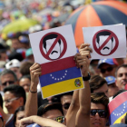 Opositores a Nicolás Maduro, durante una protesta en Caracas, este miércoles.