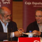 Santos Llamas y José Rodríguez Pacheco, en la firma del convenio.