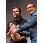 Alberto Garzón, ayer, con un gato en brazos en Valladolid.