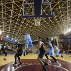 Estudiantes y Breogán calibraron sus fuerzas en el Palacio de Deportes de León. JESÚS F. SALVADORES