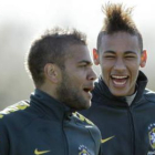 Neymar, derecha, y Daniel Alves durante un entrenamiento con la selección brasileña.