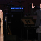 Michael Stipe y Karen Elson, durante la interpretación de 'Ashes to ashes' en la gala de homenaje a Bowie.