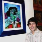 El joven artista leonés, junto a una de sus obras expuestas